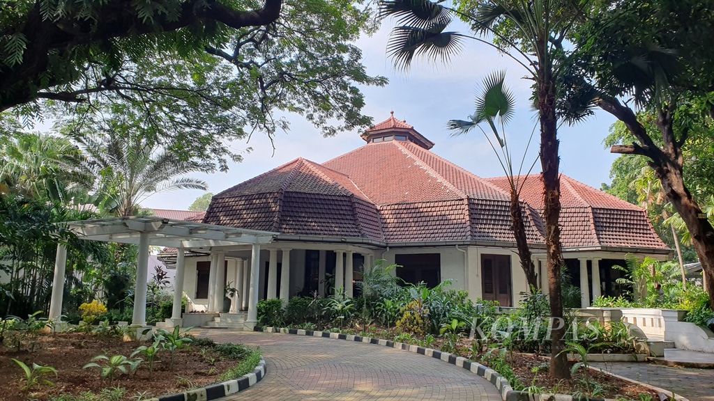 Rumah bergaya Belanda yang kini digunakan sebagai rumah dinas Duta Besar Mesir untuk Indonesia Ashraf Mohamed Moguib Sultan di Jalan Diponegoro, Menteng, Jakarta Pusat, Sabtu (20/4/2024).