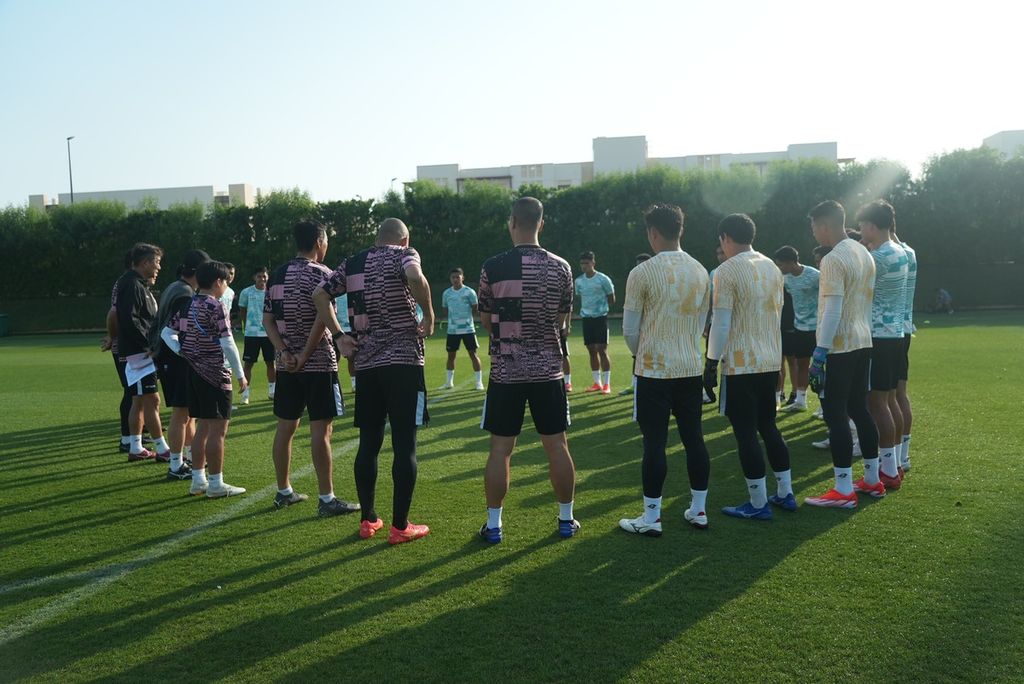Tim U-23 Indonesia berkumpul sebelum memulai latihan resmi di Pusat Latihan Qatar University, Doha, Rabu (17/4/2024). Pada sesi latihan resmi, Pelatih Shin Tae-yong fokus melatih taktik menyesuaikan lawan.