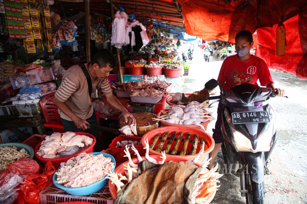 Pedagang melayani pembelian ayam ras di Pasar Anyar, Kota Tangerang, Banten, Rabu (22/2/2023). Sejumlah komoditas bahan pangan mengalami fluktuasi harga.