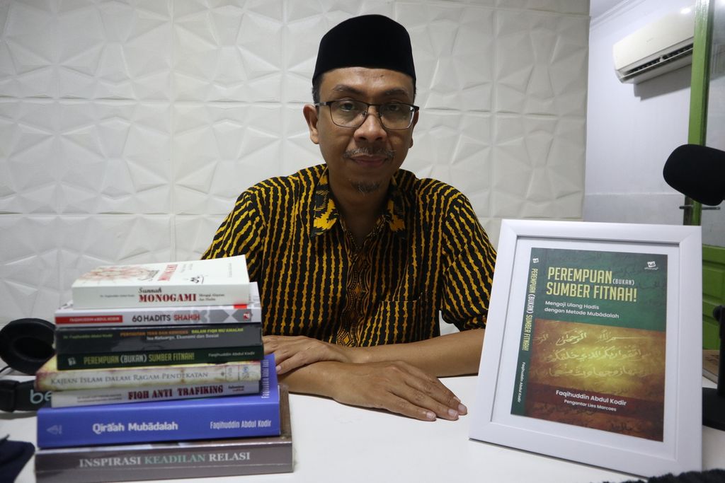 Faqihuddin Abdul Kodir, aktivis jaringan Kongres Ulama Perempuan Indonesia, saat menjelaskan tentang buku terbarunya, <i>Perempuan (Bukan) Sumber Fitnah,</i> di Cirebon, Jawa Barat, Senin (20/9/2021).