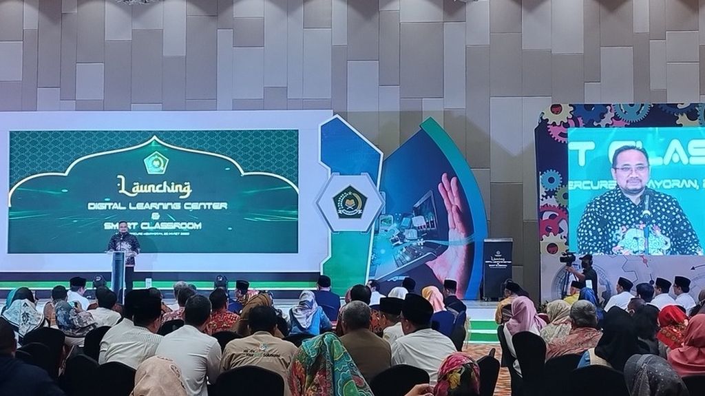 Menteri Agama Yaqut Cholil Qoumas memberikan sambutan dalam acara peluncuran platform Digital Learning Center dan Digital Smart Classroom di Jakarta, Selasa (28/3/2023).