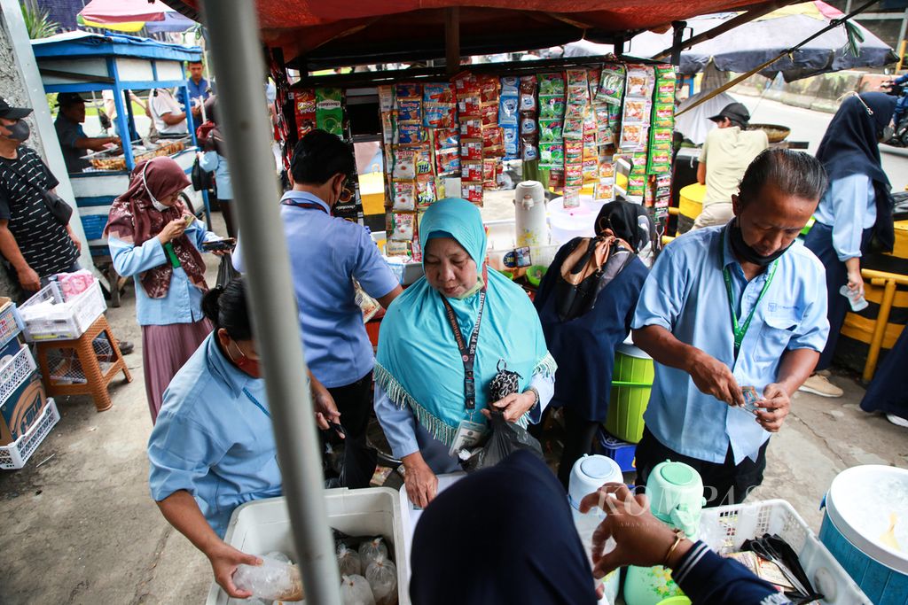 Footwear factory workers shop for lunch from street vendors outside the factory in the Gerendeng area, Karawaci, Tangerang City, Banten, Monday (11/14/2022). The government is trying to anticipate a wave of layoffs.