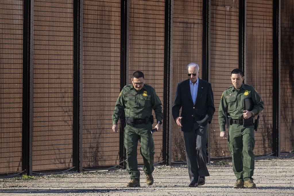 Presiden Amerika Serikat Joe Biden berbicara dengan petugas Bea Cukai dan Penjaga Perbatasan AS saat mengunjungi perbatasan AS-Meksiko di El Paso, Texas, 8 Januari 2023.