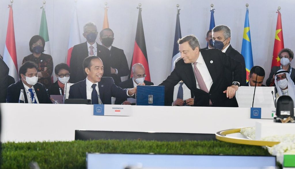 Presiden Joko Widodo dan Perdana Menteri Italia Mario Draghi saat sesi penutupan KTT G20 di Roma, Italia, Minggu (31/10/2021).