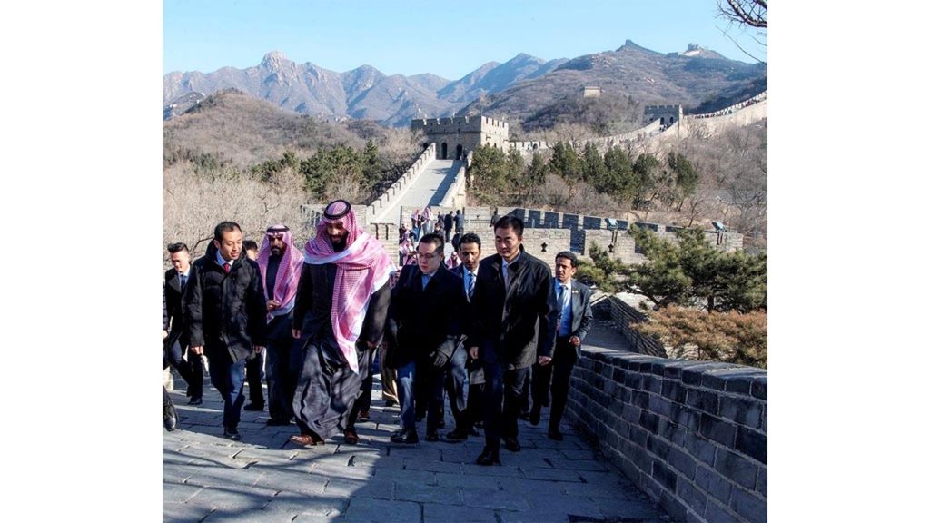 Putra Mahkota Kerajaan Arab Saudi Pangeran Mohammed bin Salman (tengah) berjalan diiringi sejumlah pejabat China saat mengunjungi Tembok Besar China di Beijing, Kamis (21/2/2019). Dalam kunjungannya ke China, Pangeran Mohammed bin Salman menandatangani kesepakatan senilai 10 miliar dollar AS untuk proyek pembangunan kompleks penyulingan minyak dan petrokimia di China.