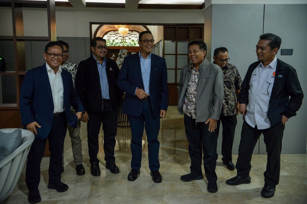 Wakil Ketua Majelis Syuro PKS Sohibul Iman (ketiga dari kanan) berbincang dengan Anies Baswedan saat berjalan menuju ruang konferensi pers di Sekretariat Perubahan, Jalan Brawijaya X, Jakarta Selatan, Selasa (30/5/2023). 