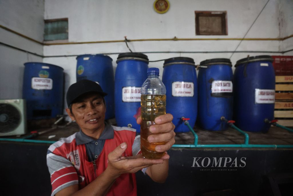 Irwanto (46) menunjukkan limbah bumbu dapur yang diolah menjadi insektisida di tempat pengelolaan akhir Pasar Kebonpolo, Kota Magelang, Jawa Tengah, Selasa (11/10/2022). 