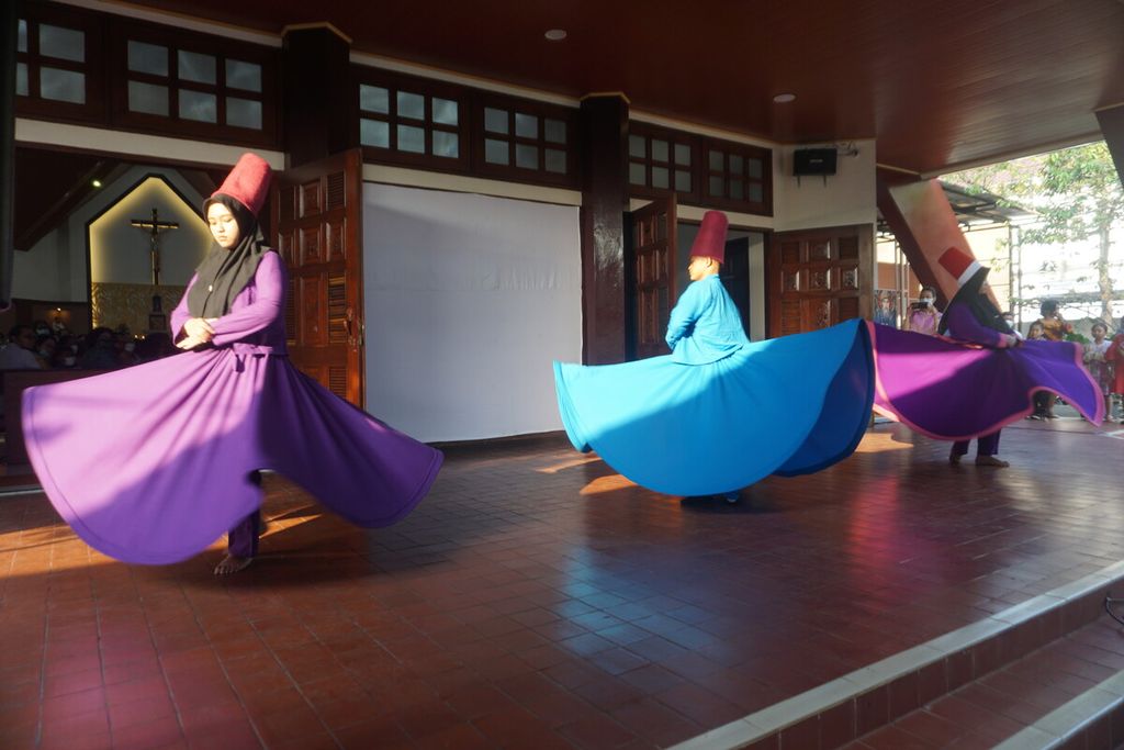 Tiga penari dari Komunitas Sufi Purwokerto menari di Gereja Santo Agustinus Purbalingga, Jawa Tengah, Minggu (3/9/2023). 