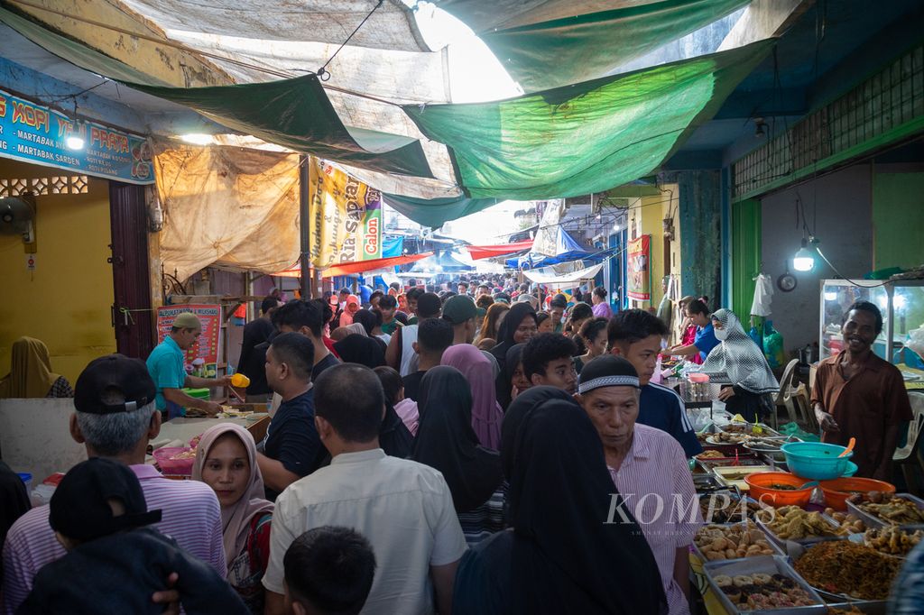 Warga berdesakan di pasar takjil Tanjung Uma, Batam, Kepulauan Riau, Rabu (13/3/2024).