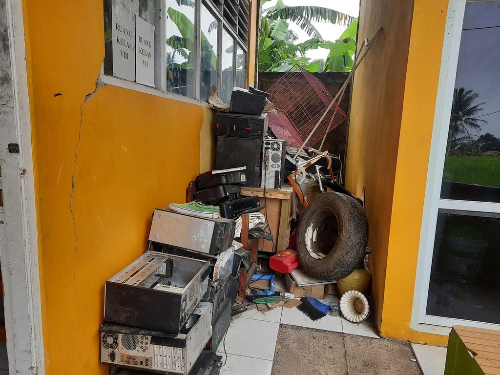 Sejumlah fasilitas sekolah yang rusak akibat guncangan gempa bumi di Pusat Kegiatan Belajar Masyarakat (PKBM) Sarbini di Desa Sukamanah, Cugenang, Cianjur, Jawa Barat, pada Kamis (20/4/2023).
