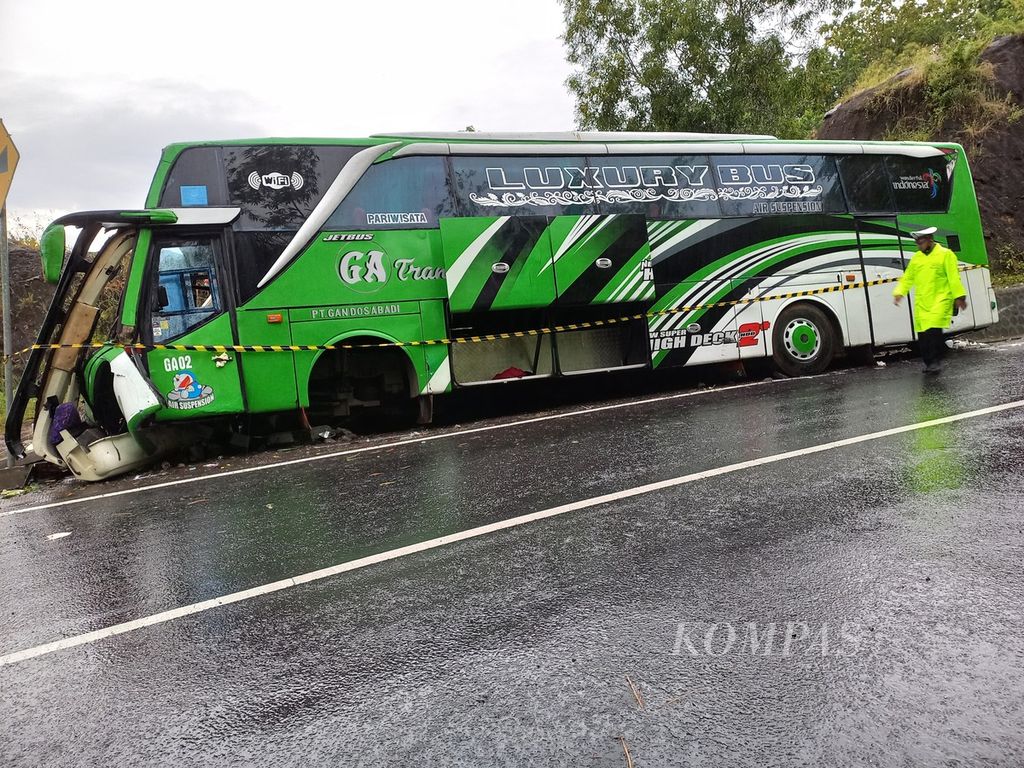Bus pariwisata yang mengalami kecelakaan tunggal di Kecamatan Imogiri, Kabupaten Bantul, DIY, Minggu (6/2/2022) siang. 