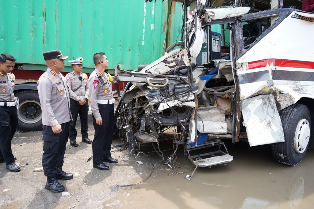 Sejumlah petugas kepolisian melihat kondisi bus yang terlibat kecelakaan beruntun di jalur Pantura Pati-Rembang, tepatnya di Kecamatan Batangan, Kabupaten Pati, Jawa Tengah, Senin (23/9/2024). Akibat kecelakaan tersebut, enam orang meninggal.