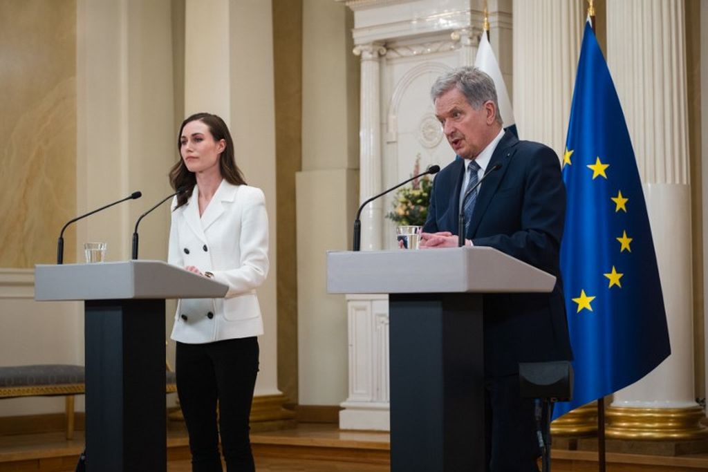 Perdana Menteri Finlandia Sanna Marin (kiri) dan Presiden Finlandia Sauli Niinisto memberikan konferensi pers untuk mengumumkan secara resmi bahwa Finlandia akan mengajukan keanggotaan NATO saat meredi Istana Kepresidenan di Helsinki, Finlandia pada Minggu (15/5/2022). 