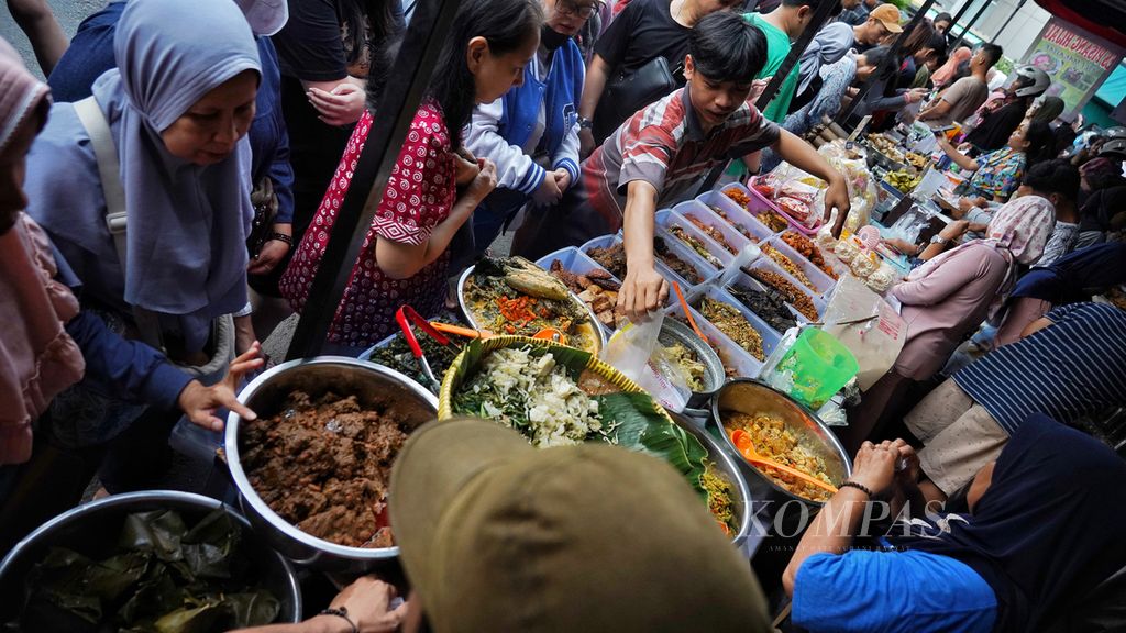 Suasana pasar kaget takjil di Bendungan Hilir (Benhil), Jakarta, Selasa (12/3/2024). Benhil menjadi salah satu tujuan warga berburu takjil untuk berbuka puasa.  
