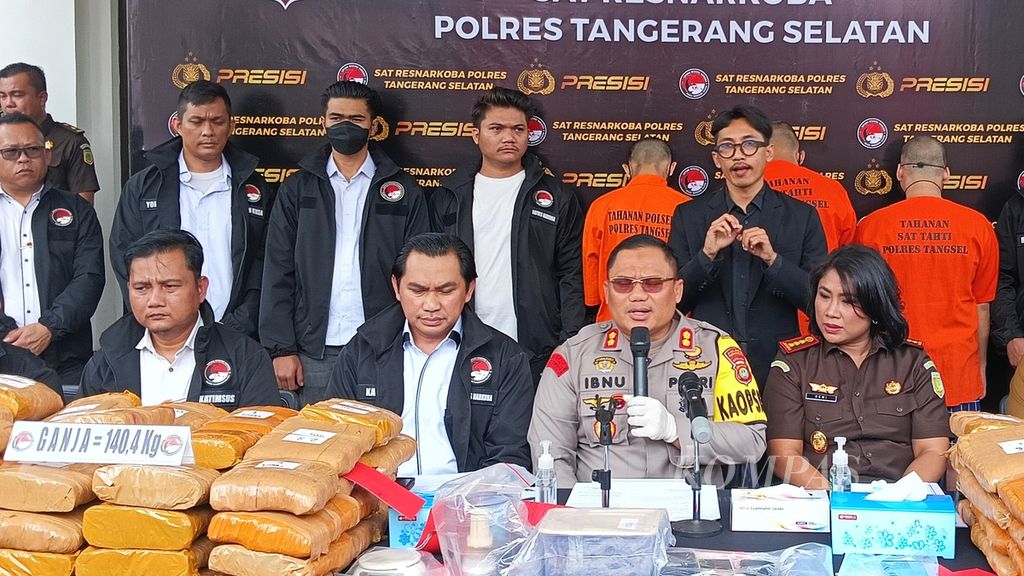 Ajun Komisaris Besar Ibnu Bagus Santoso memberikan penjelasan terkait pengungkapan narkoba jenis ganja seberat 140,4 kg di markas Polres Tangerang Selatan, Banten, Senin (19/8/2024).