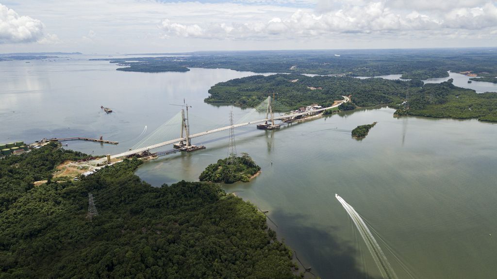 Foto udara bentang jembatan Pulau Balang di Teluk Balikpapan, Kalimantan Timur, Rabu (10/3/2021). 