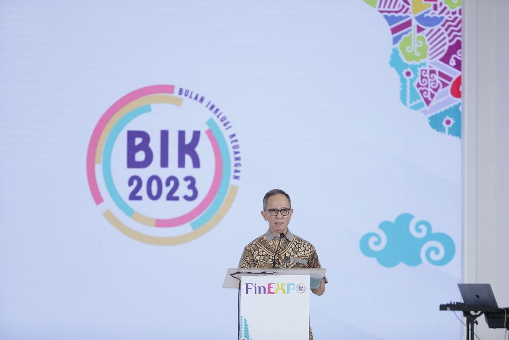 Ketua Dewan Komisioner OJK Mahendra Siregar berpidato pada puncak Bulan Inklusi Keuangan (BIK) 2023 di Yogyakarta, Sabtu (28/10/2023). 