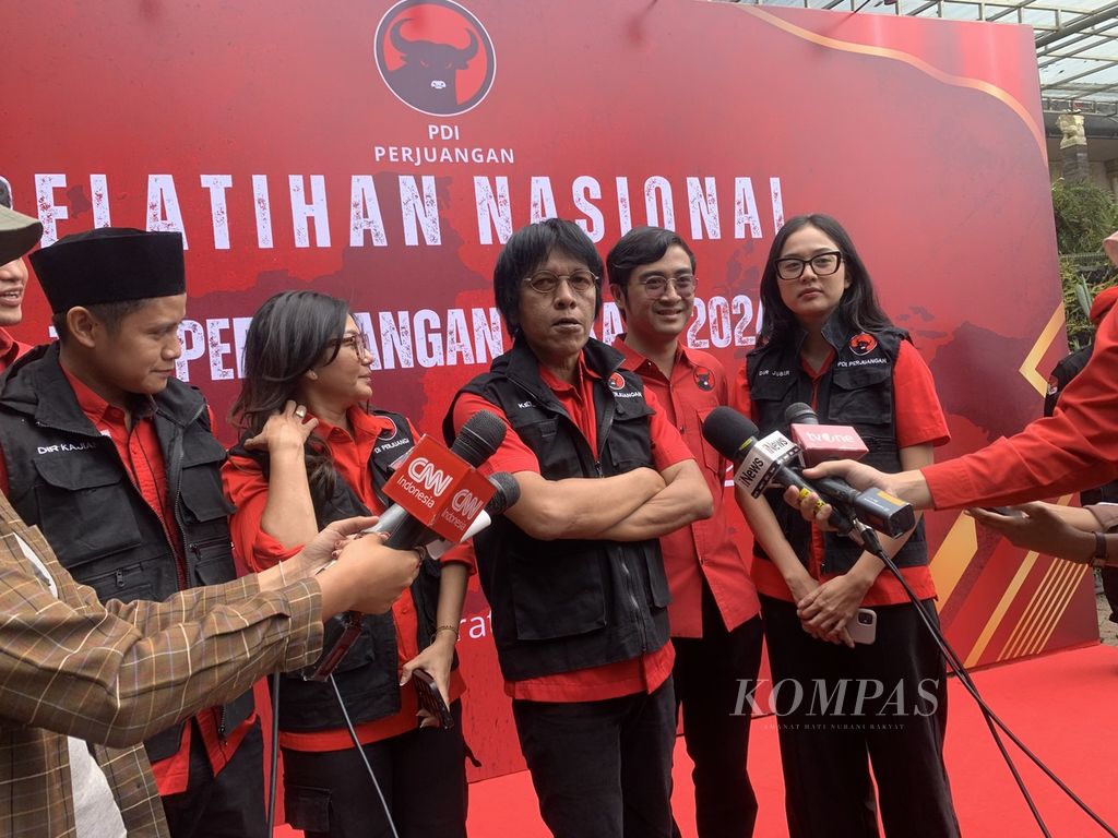 Ketua Tim Pemenangan Pilkada Nasional PDI-P Adian Napitupulu memberikan keterangan kepada pers di sela-sela pelatihan nasional pemenangan Pilkada 2024 di salah satu hotel di Cisarua, Bogor, Jawa Barat, Selasa (23/7/2024).