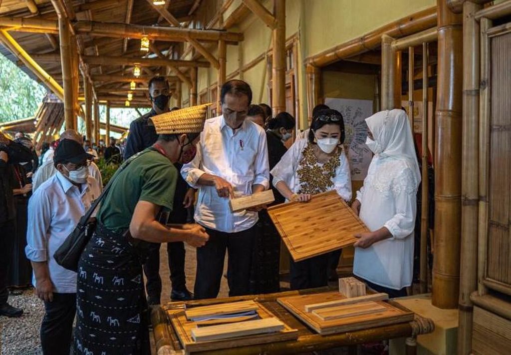 Presiden Jokowi memeriksa kualitas papan bambu di Kampus Bambu Turetogo Ngada, Flores, didampingi Ibu Negara, Ketua Penggerak PKK NTT Julie Laiskodat, dan Pimpinan Yayasan Bambu Lestari Arief Rabik (bertopi) di Ngada, Rabu (1/6/2022).