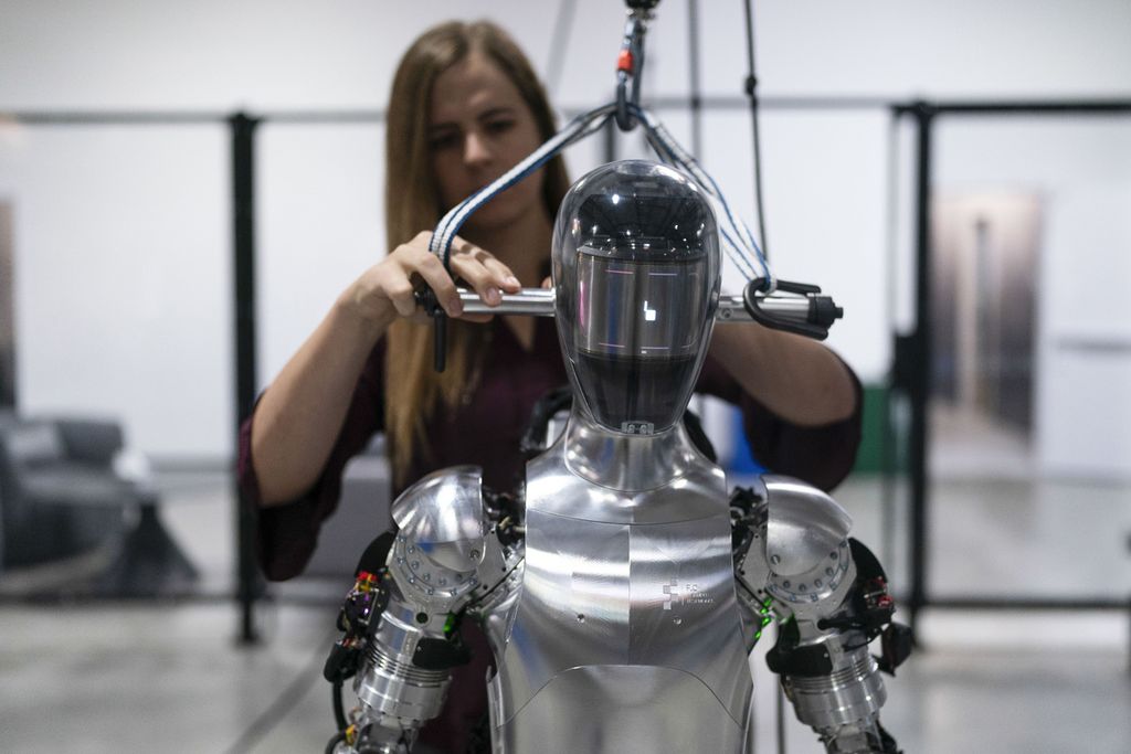 Perancang kecerdasan buatan (AI), Jenna Reher, membenahi robot Figure 01 di pusat pengujian kecerdasan buatan di Sunnyvale, Califronia, AS, 3 November 2023.