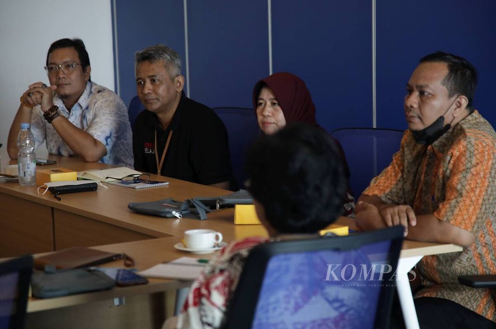 Plt. Direktur Pendidikan Masyarakat dan Pendidikan Khusus Kemendikbudristek Aswin Wihdiyanto (kedua kiri) dan jajarannya saat berkunjung ke kantor Redaksi <i>Kompas </i>di Jakarta, Senin (8/5/2023). Kunjungan ini dalam rangka pemaparan dan diskusi program Merdeka Belajar.