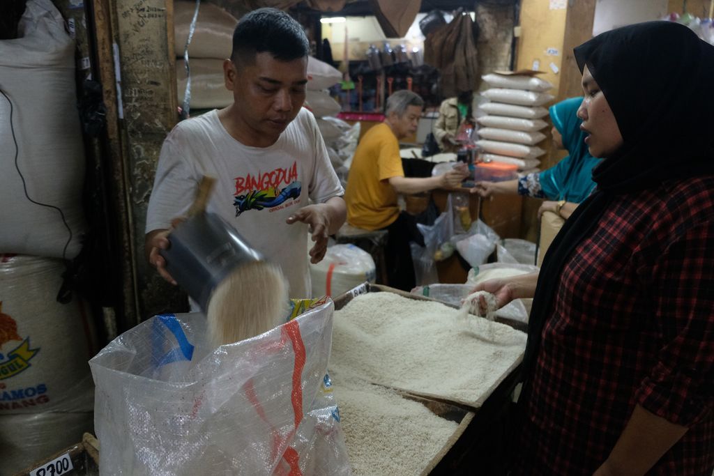 Rice buying and selling activities at the Kebayoran Lama Market, South Jakarta, Monday (5/12/2022).