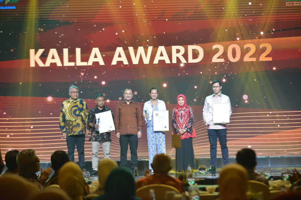 Para peraih Kalla Award berdiri di atas panggung dalam acara Galla Dinner HUT ke-70 tahun Kalla Group di Grand Ballroom Kempinski, Jakarta, Jumat (28/10/2022). Kalla Group memberikan penghargaan bertajuk ”Kalla Award” kepada pihak-pihak yang berkontribusi di bidang pendidikan, kemanusiaan, lingkungan, dan kewirausahaan dalam acara Gala Dinner ke-70 tahun Kalla.