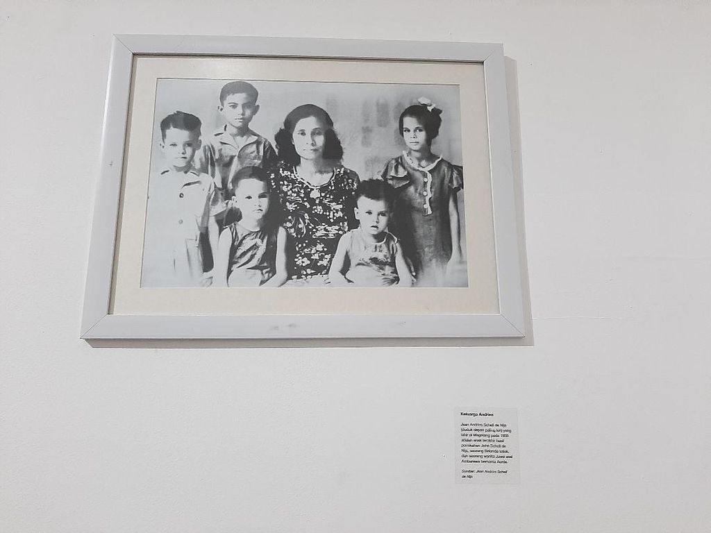 Foto salah satu keluarga indo dipajang dalam acara pameran arsip foto.