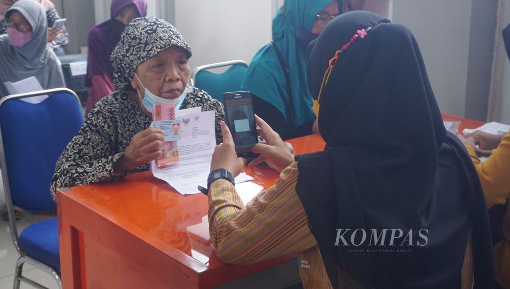 Seorang warga tengah mengambil BLT BBM di Kantor Pos Besar Surakarta, Kota Surakarta, Jawa Tengah, Kamis (8/9/2022). Total ada sekitar 39.000 keluarga penerima manfaat di daerah tersebut.