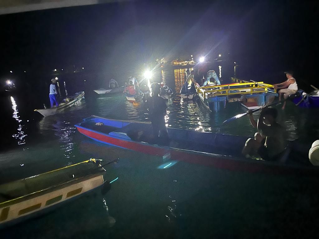 Aparat dan masyarakat melakukan penyelamatan terhadap korban rakit tenggelam di perairan Teluk Mawasangka Tengah, Buton Tengah, Sulawesi Tenggara, Senin (24/7/2023) dini hari.