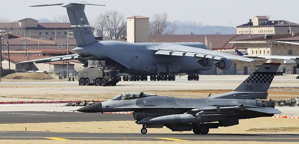 Pesawat tempur  F-16 milik Angkatan Udara AS, Selasa (20/3),  mendarat di Pangkalan Udara  Osan di  Pyeongtaek, Korea Selatan. Amerika Serikat dan Korea Selatan kembali akan menggelar latihan militer bersama di kawasan Semenanjung Korea. Saat ini ketegangan di Semenanjung Korea relatif menurun karena kesediaan dua Korea berdialog.