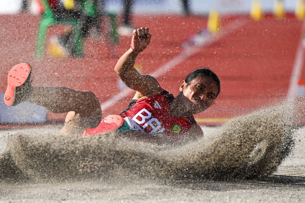 Atlet lompat jauh Bali, Maria Londa, melakukan lompatan pada final lompat jauh putri PON Aceh-Sumut 2024 di Stadion Madya Atletik Sumut Sport Center, Deli Serdang, Kamis (12/9/2024). Medali emas lompat jauh putri diraih Maria Londa dengan lompatan sejauh 6,44 meter.