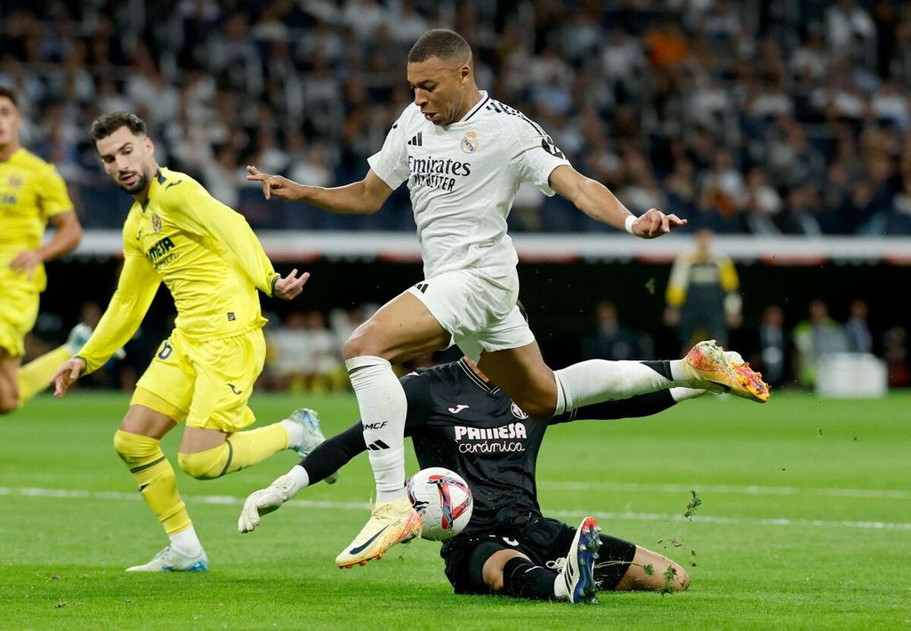 Penyerang Real Madrid, Kylian Mbappe, berusaha melewati hadangan kiper Villarreal, Diego Conde, pada laga Liga Spanyol di Madrid, Minggu (6/10/2024) dini hari WIB. 