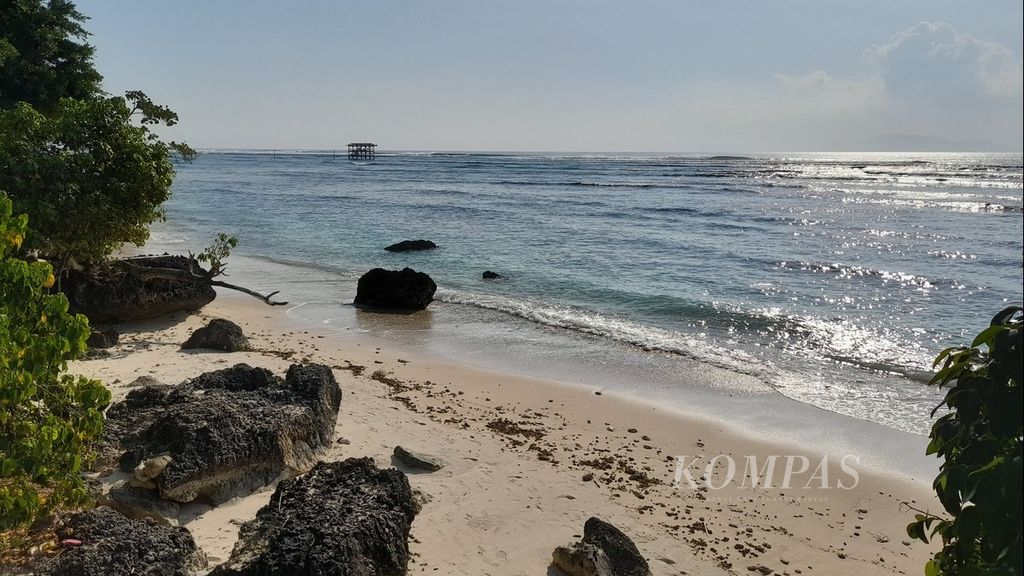 Suasana Pantai G-Land atau Pantai Plengkung di Taman Nasional Alas Purwo, Kabupaten Banyuwangi, Jawa Timur, Senin (23/5/2022).