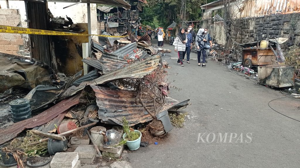 Puing-puing kebakaran yang menghanguskan 100 rumah milik 398 warga di Jalan Simprug Golf II, Kelurahan Kebayoran Lama, Jakarta Selatan, Senin (22/8/2022).