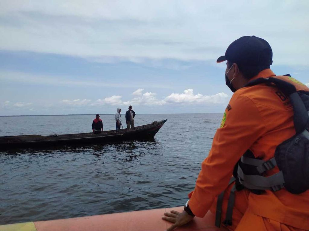 Petugas Basarnas di Kalteng sedang bertanya kepada para nelayan yang melintas dalam melakukan pencarian orang hilang, Jumat (25/2/2022).
