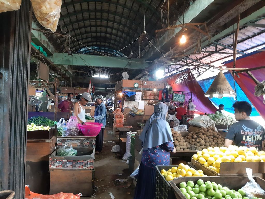 Sejumlah warga memilih kentang di Pasar Induk Kramat Jati, Jakarta Timur, Senin (13/3/2023).