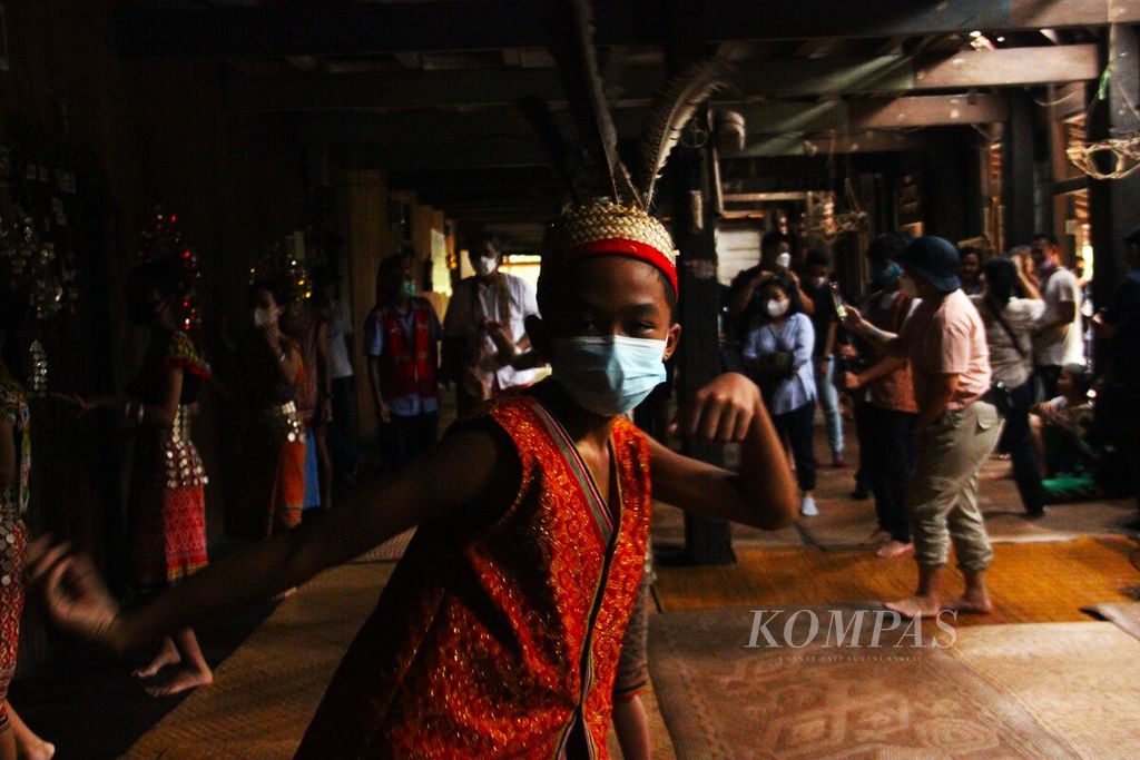 Generasi muda di Rumah Panjang Dayak Iban Sungai Utik, Desa Batu Lintang, Kabupaten Kapuas Hulu, Kalimantan Barat, sedang menari penyambutan tamu dalam sebuah acara pada Januari 2022.
