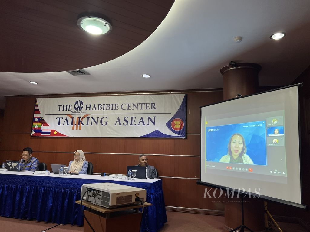 Joanne Lin Weiling, Wakil Koordinator Studi ASEAN ISEAS Yusof Ishak Singapura (tampak di layar) tengah memberikan pandangan mengenai rivalitas China dan Amerika Serikat di Indo Pasifik di The Habibie Center, Jakarta, Jumat (8/12/2023). 