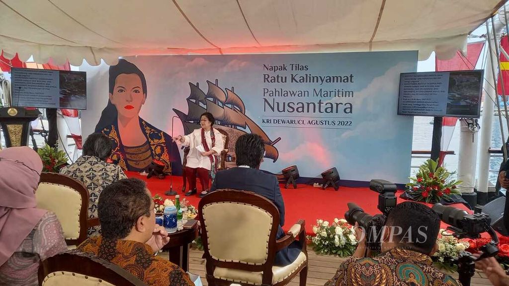 Presiden ke-5 RI Megawati Soekarnoputri memberikan dukungan agar Ratu Kalinyamat mendapatkan gelar pahlawan nasional di geladak KRI Dewaruci, Jakarta, Kamis (11/8/2022). Ratu Kalinyamat dinilai sebagai sosok perempuan pemberani dalam melawan Portugis.