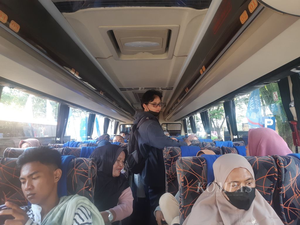 A number of homecoming travelers are participating in the free homecoming program held by the South Sumatra Provincial Government from Palembang to several areas in South Sumatra and some areas outside South Sumatra on Wednesday (19/4/2023).
