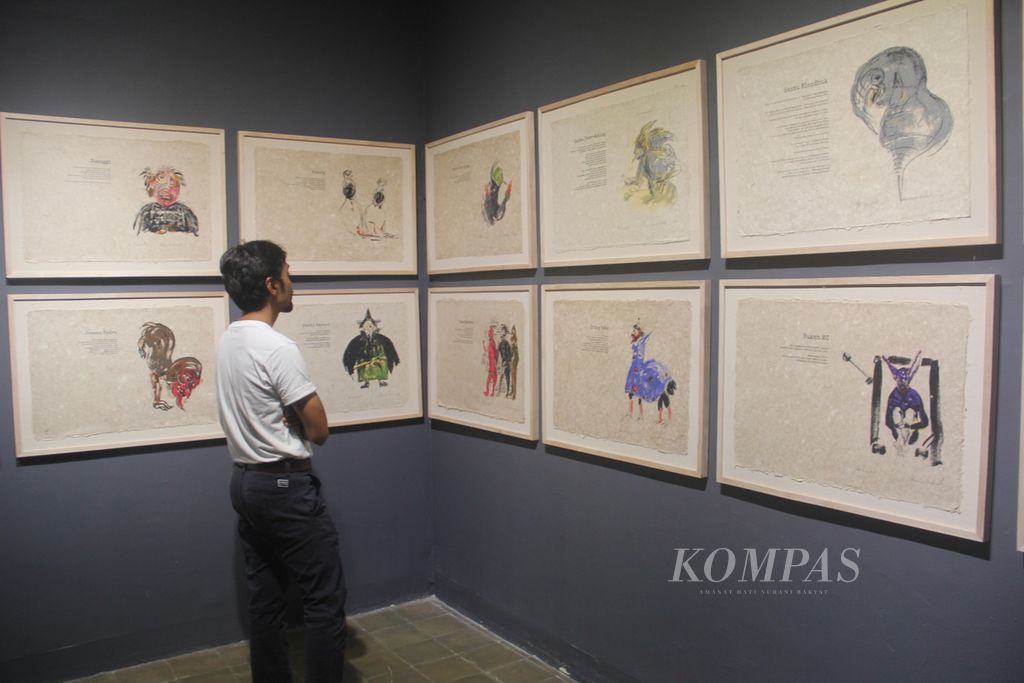 Pengunjung melihat karya seniman Goenawan Mohamad dalam pameran seni rupa Artjog 2023, Jumat (30/6/2023), di Jogja National Museum, Kota Yogyakarta. 