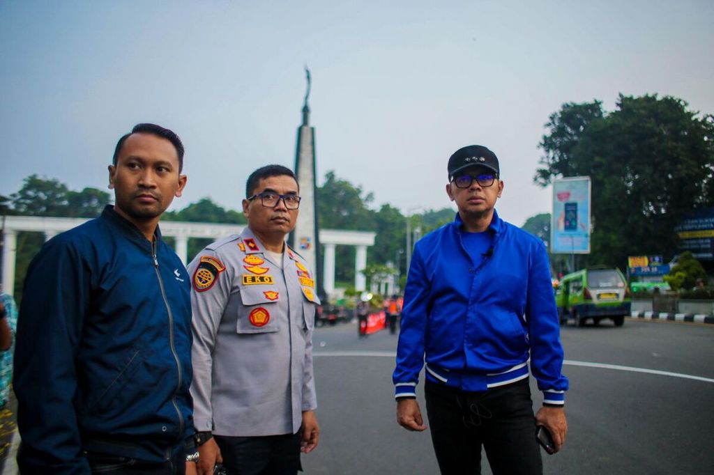 Kepala Dinas Perhubungan Kota Bogor Eko Prabowo (tengah) mendampingi Wali Kota Bogor Bima Arya memantau kondisi lalu lintas di sekitar Tugu Kujang, Selasa (2/5/2023).