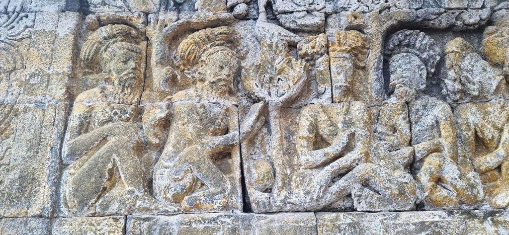 Pengelupasan batuan membuat wajah di relief Candi Borobudur, Kabupaten Magelang, Jawa Tengah, tampak tidak jelas, seperti terlihat, Rabu (29/11/2023).