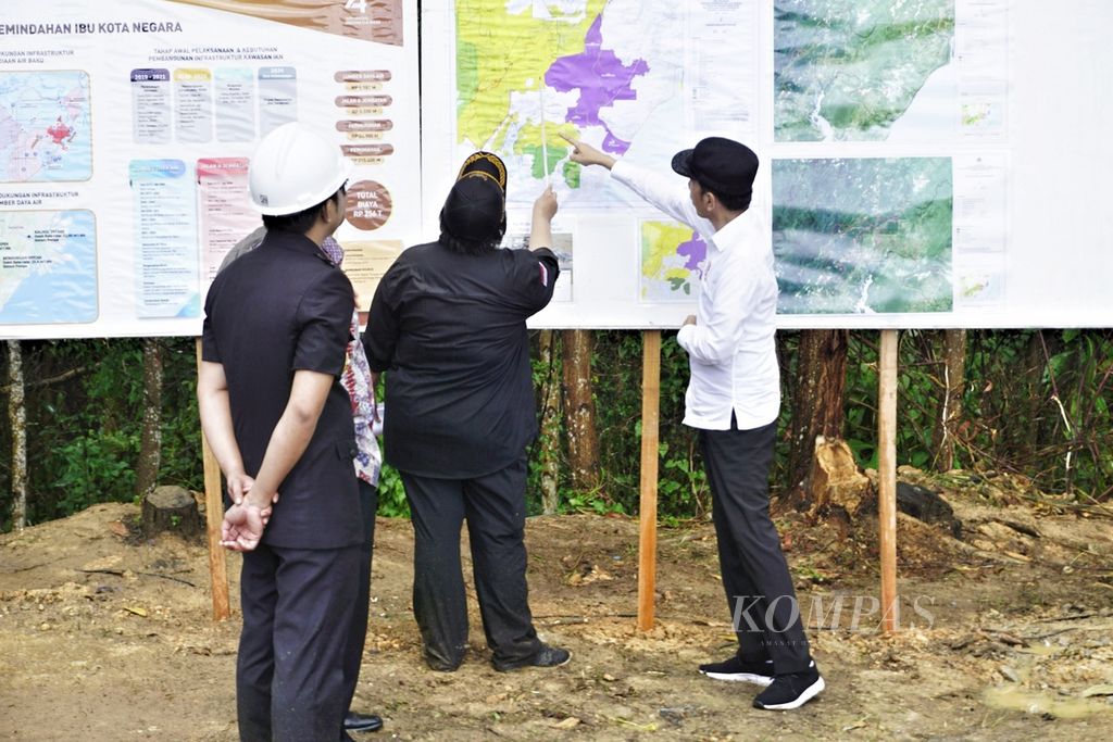 Presiden Joko Widodo meninjau peta lokasi calon ibu kota negara di sekitar menara pantau PT ITCI Hutani Manunggal di Kecamatan Sepaku, Penajam Paser Utara, Kalimantan Timur, Rabu (18/12/2019).