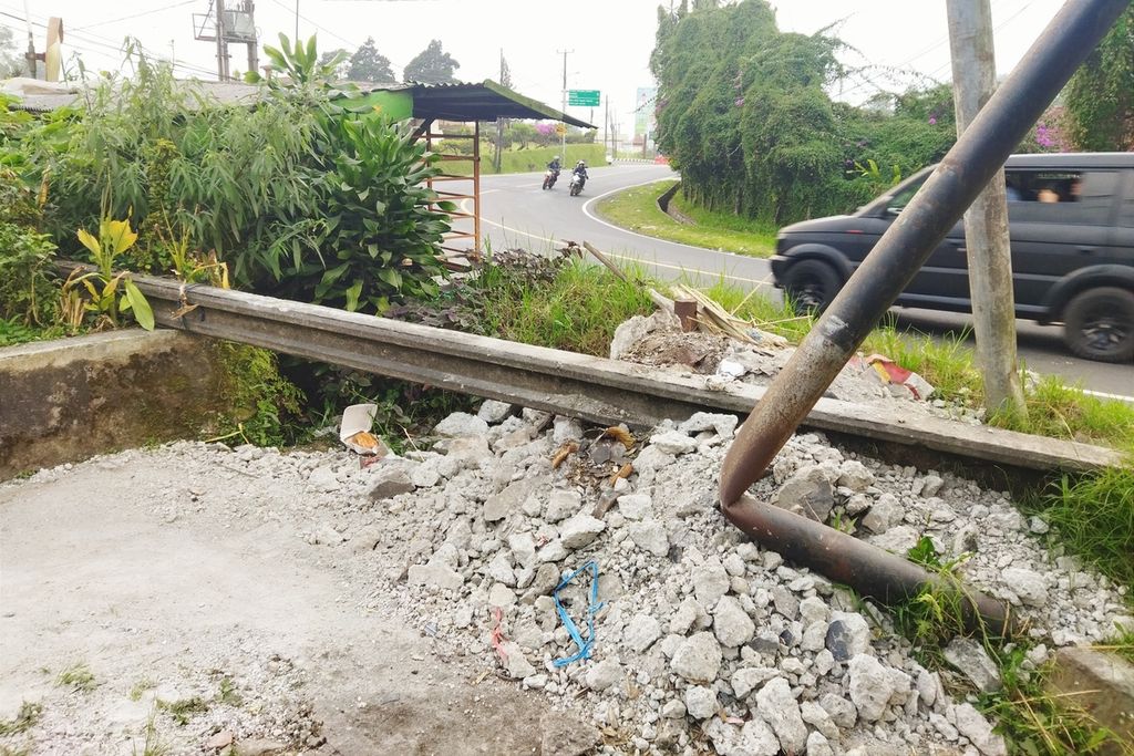 Tugu Botol Kecap, di Gang Ciloto, Kecamatan Cipanas, Kabupaten Cianjur, Jawa Barat, hanya menyisakan bongkahan semen, Senin (1/8/2022). Perusahaan kecap tidak lagi memperpanjang sewa lahan sehingga bersama pemilik lahan sepakat untuk membongkar Tugu Botol Kecap yang sudah berdiri sejak 1983.