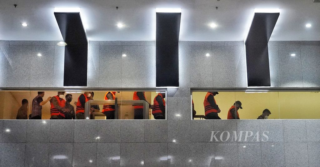 A group of employees from the reformation commission's correctional facility (KPK) were taken to a holding vehicle at the KPK building in Jakarta on Friday (15/3/2024). A total of 15 KPK prison employees were arrested for systematically conducting illegal extortion against KPK prison inmates. The 15 individuals consisted of the head of the prison, two police officers employed by the KPK, and several civil servants employed by the KPK. This extortion practice, which led to joint extortion actions, took place between 2019-2023. The total amount of money they obtained from extortion was worth IDR 6.3 billion. The KPK is still investigating the flow of money and its usage.