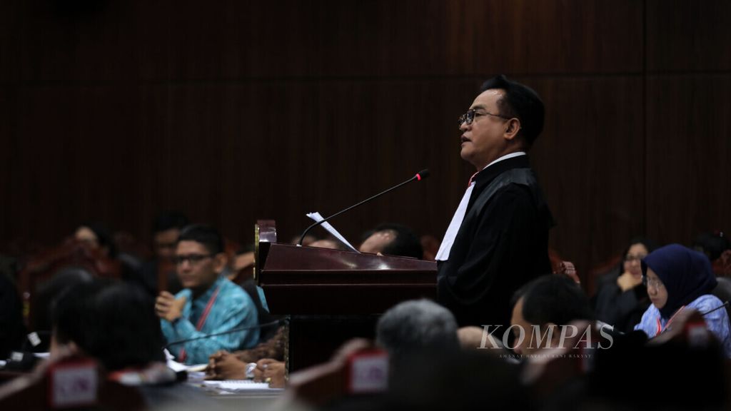 Ketua tim hukum pasangan calon presiden-wakil presiden Joko Widodo-Ma’ruf Amin, Yusril Ihza Mahendra, membacakan keterangan sebagai pihak terkait dalam sidang lanjutan sengketa perselisihan hasil pemilu pilpres di Mahkamah Konstitusi, Jakarta, pada 18 Juni 2019. 