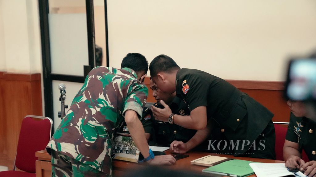 Kolonel (Inf) Priyanto (kiri) berbincang dengan penasihat hukumnya setelah vonis kasus pembuangan korban kecelakaan Handi dan Salsabila di Pengadilan Militer Tinggi II Jakarta di Jakarta Timur, Selasa (7/6/2022).  