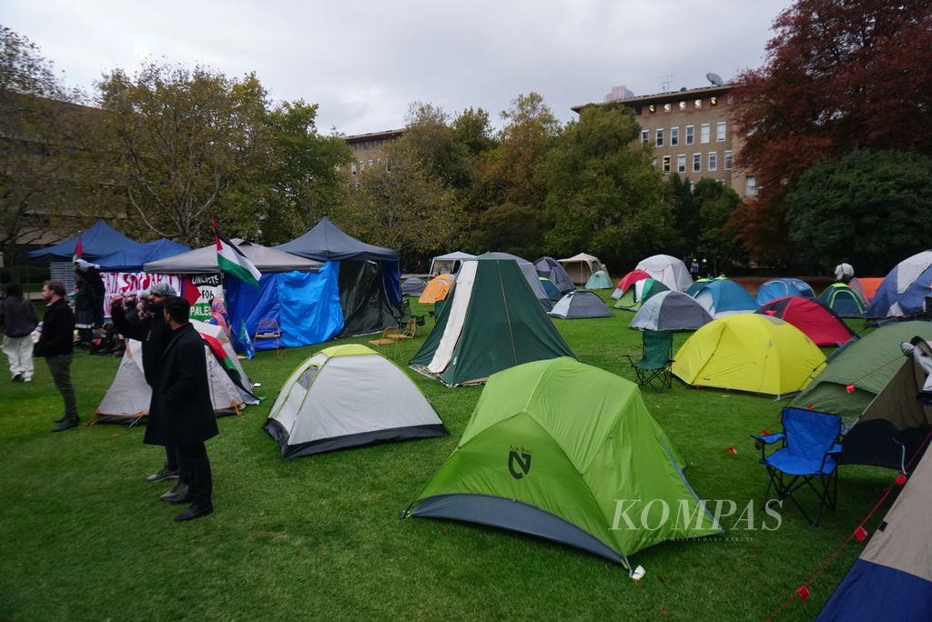 Puluhan tenda didirikan di taman selatan kampus Parkville Universitas Melbourne di Melbourne, Australia, Senin (29/4/2024), sebagai aksi protes mahasiswa terhadap kerja sama perguruan tinggi tersebut dengan beberapa perusahaan yang memasok senjata ke Israel. 
